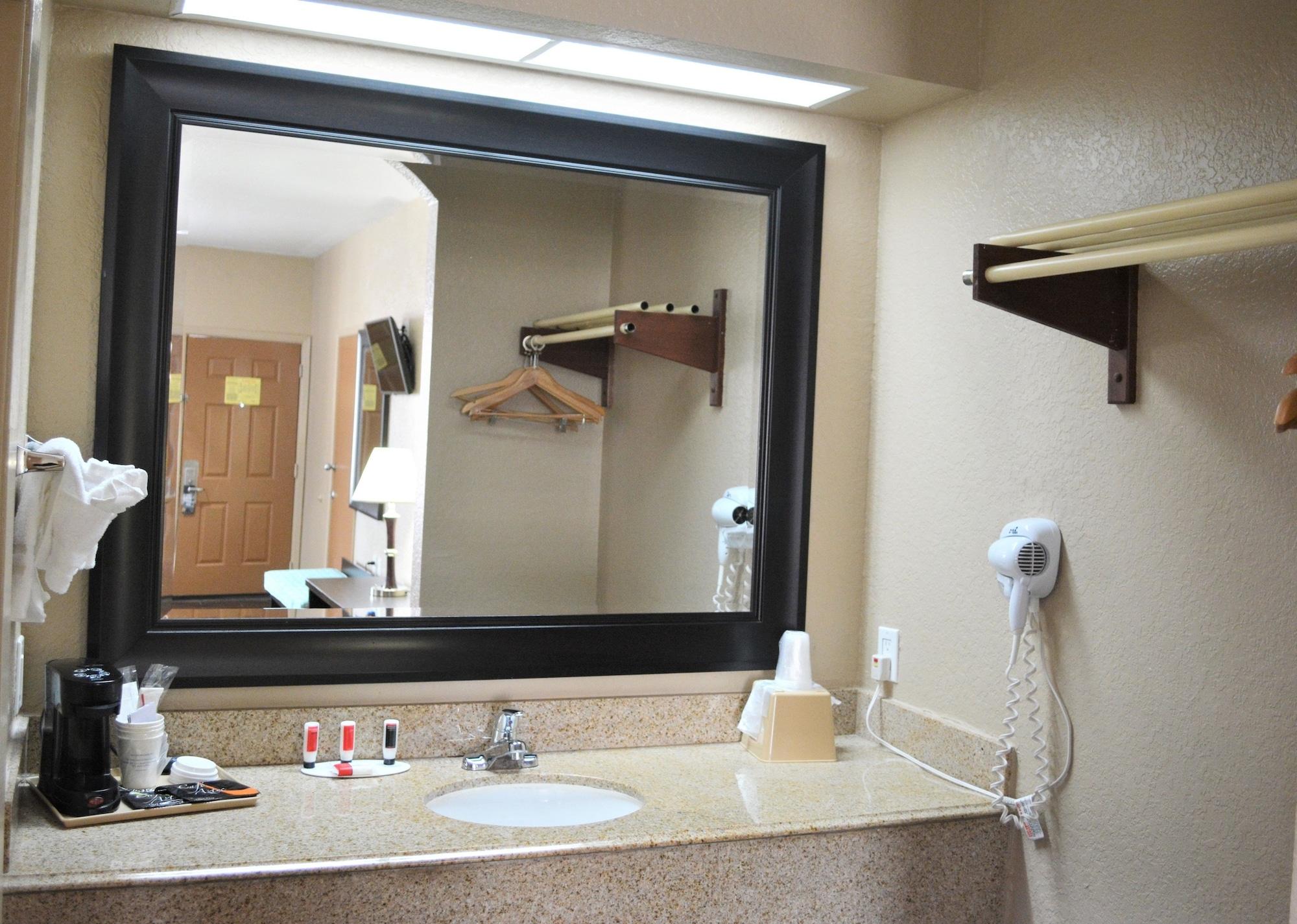 Super 8 By Wyndham Galveston Hotell Exteriör bild