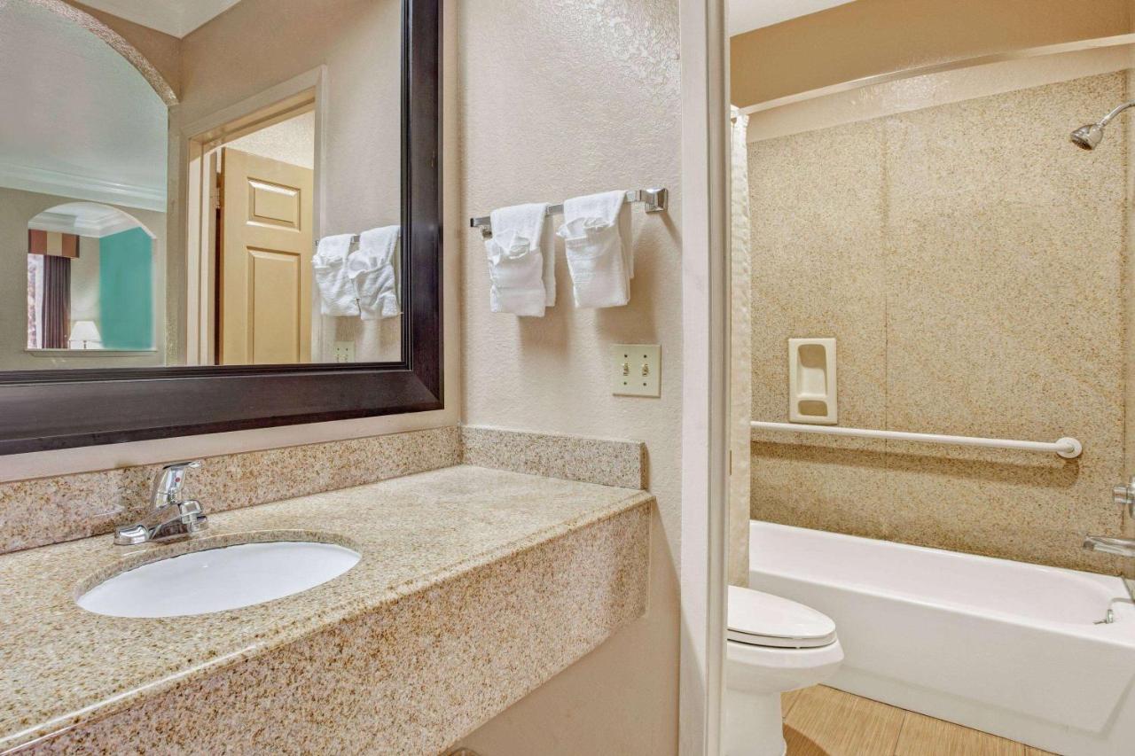 Super 8 By Wyndham Galveston Hotell Exteriör bild