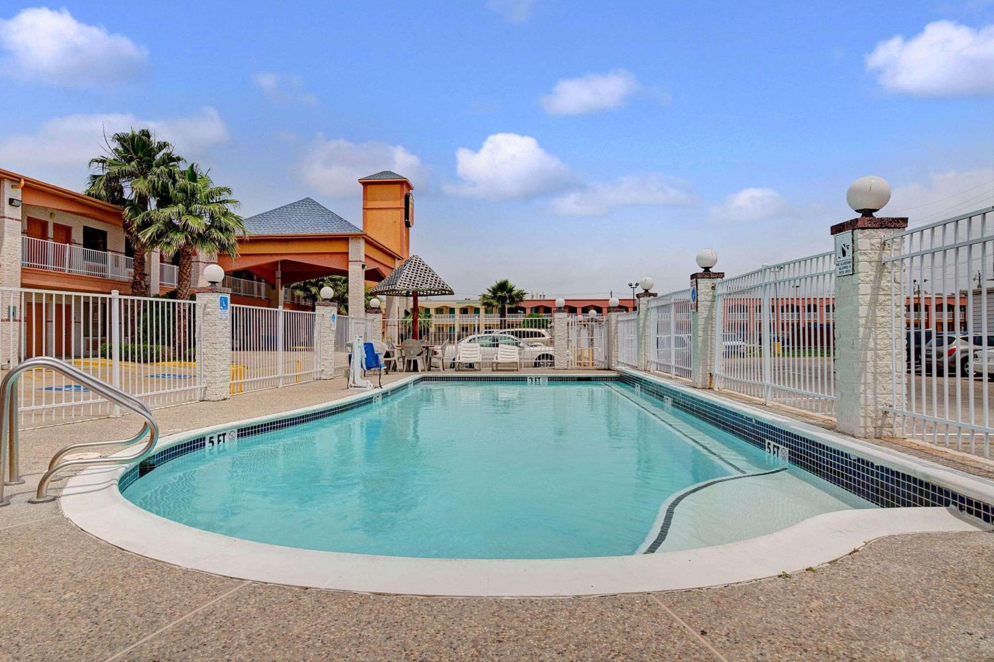 Super 8 By Wyndham Galveston Hotell Exteriör bild